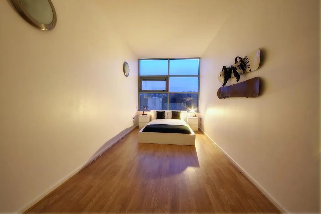 Hanover Mill, Newcastle 0*, Νιούκασλ